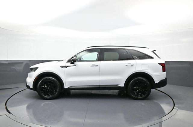 Photo of 2021 Glacial White Pearl Kia Sorento