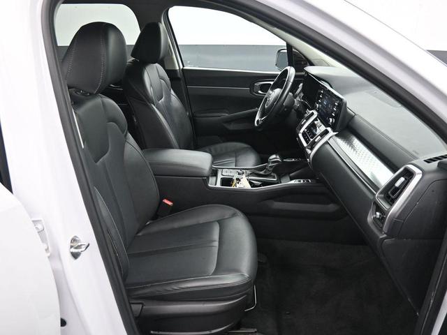 Photo of 2021 Glacial White Pearl Kia Sorento