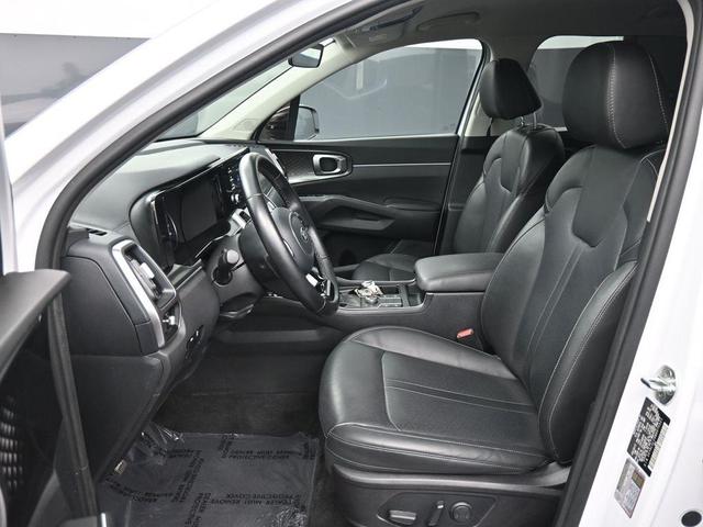 Photo of 2021 Glacial White Pearl Kia Sorento