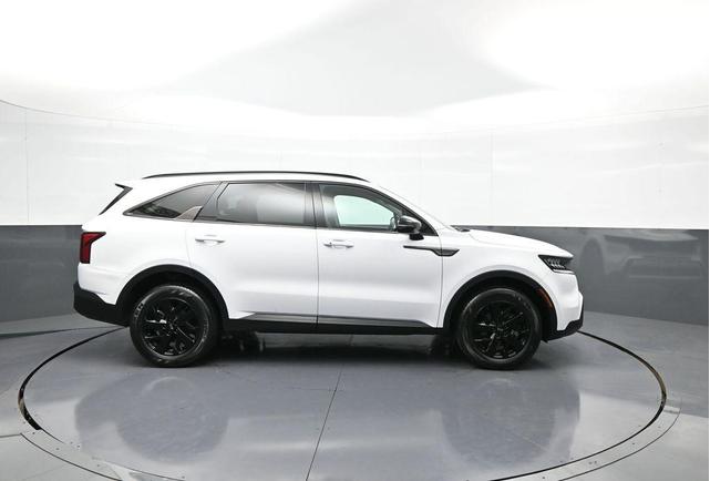 Photo of 2021 Glacial White Pearl Kia Sorento