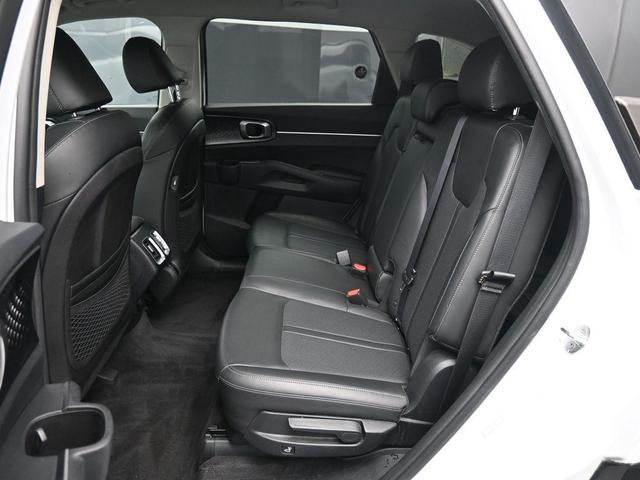Photo of 2021 Glacial White Pearl Kia Sorento