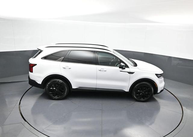 Photo of 2021 Glacial White Pearl Kia Sorento