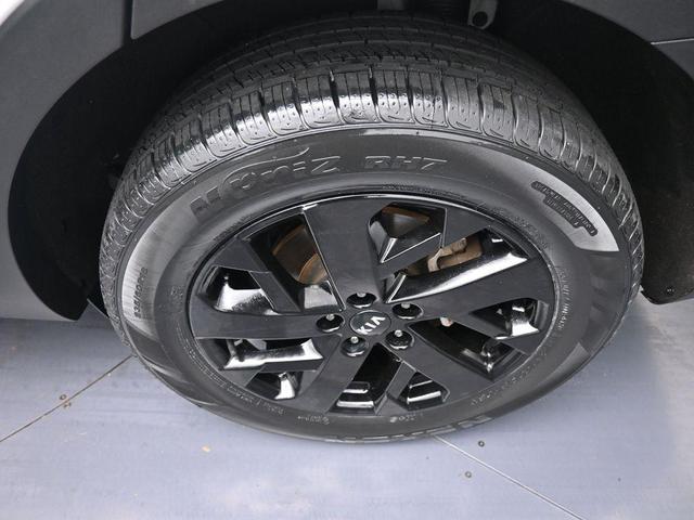Photo of 2021 Glacial White Pearl Kia Sorento