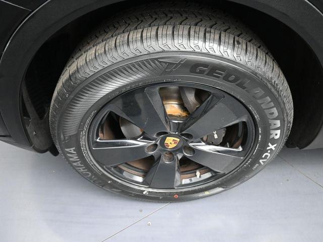 Photo of 2019 Jet Black Metallic Porsche Cayenne