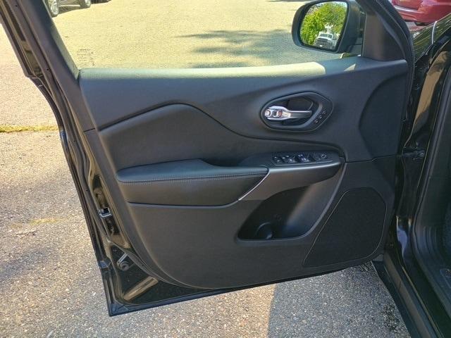 Photo of 2019 Diamond Black Jeep Cherokee