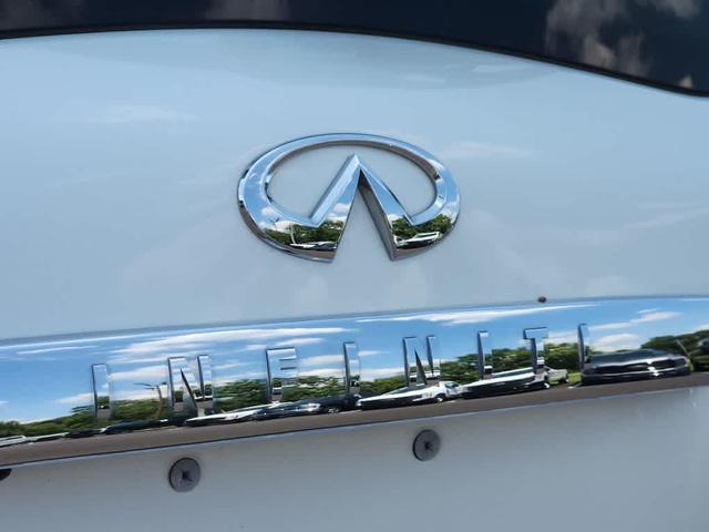 Photo of 2016 Majestic White INFINITI QX80