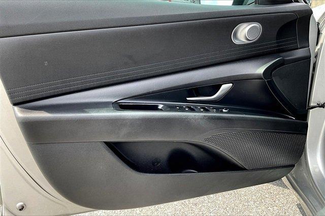 Photo of 2022 Shimmering Silver Pearl Hyundai ELANTRA