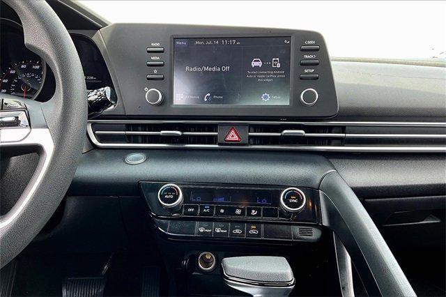 Photo of 2022 Shimmering Silver Pearl Hyundai ELANTRA