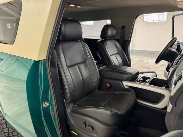 Photo of 2016 GREEN / BEIGE 2TONE Nissan Titan XD