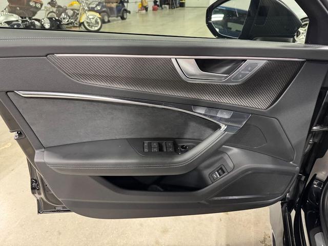 Photo of 2024 BLACK Audi RS 6 Avant