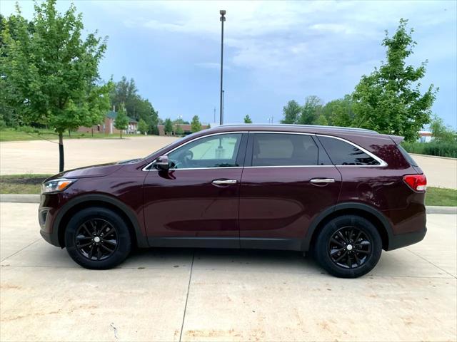 Photo of 2017 Burgundy Kia Sorento