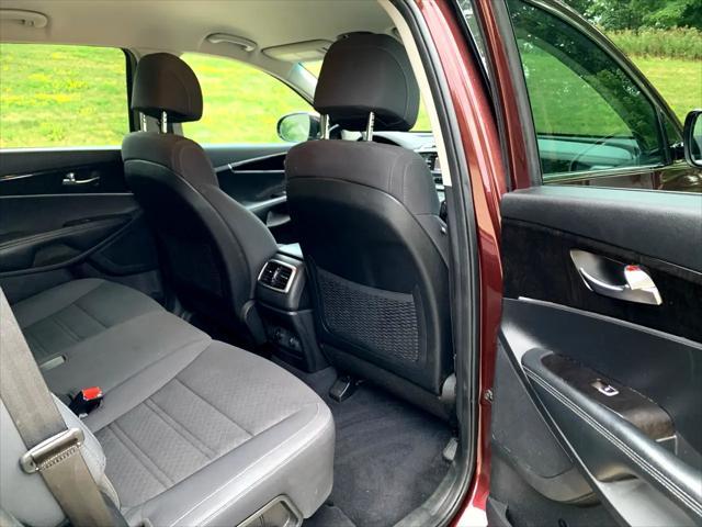 Photo of 2017 Burgundy Kia Sorento