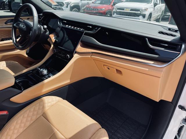 Photo of 2025 Bright White Clearcoat Jeep Grand Cherokee L