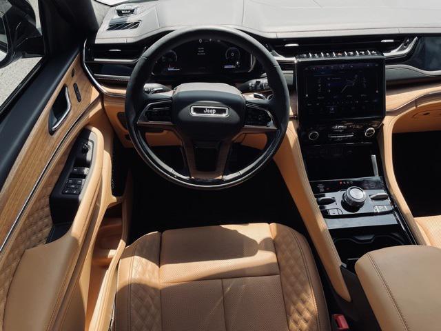 Photo of 2025 Bright White Clearcoat Jeep Grand Cherokee L