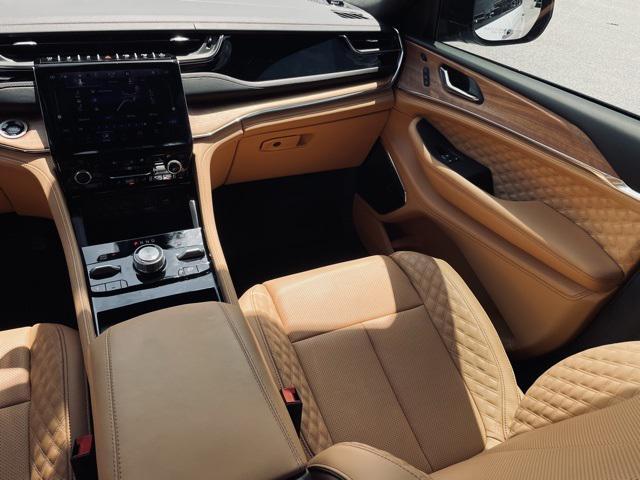 Photo of 2025 Bright White Clearcoat Jeep Grand Cherokee L