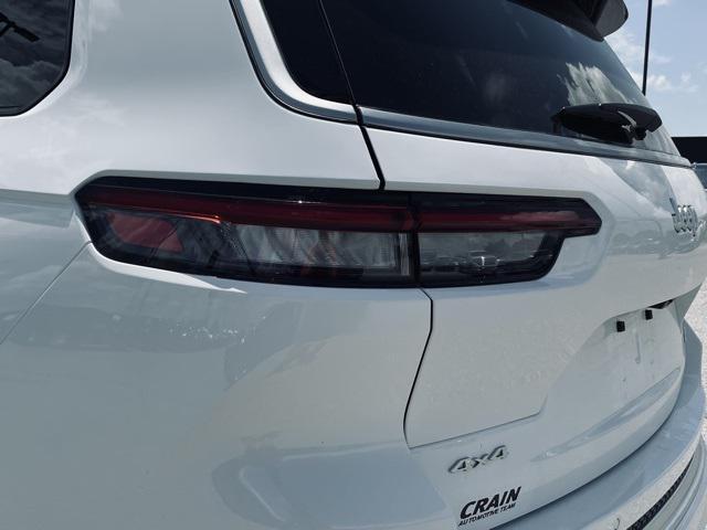 Photo of 2025 Bright White Clearcoat Jeep Grand Cherokee L