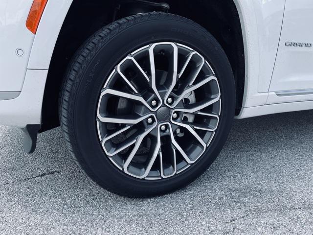 Photo of 2025 Bright White Clearcoat Jeep Grand Cherokee L