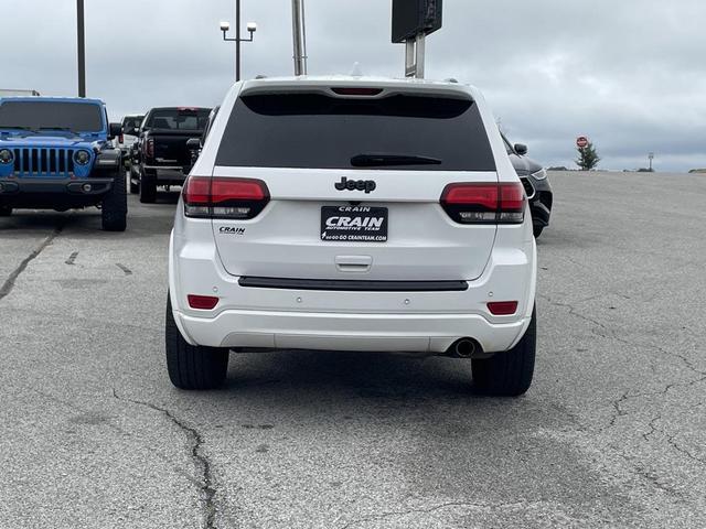 Photo of 2017 Bright White Clearcoat Jeep Grand Cherokee