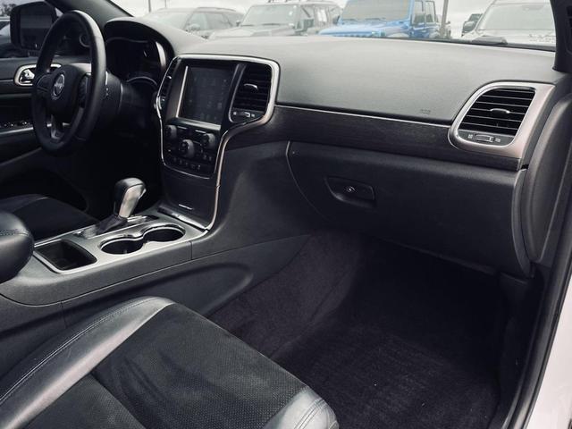 Photo of 2017 Bright White Clearcoat Jeep Grand Cherokee