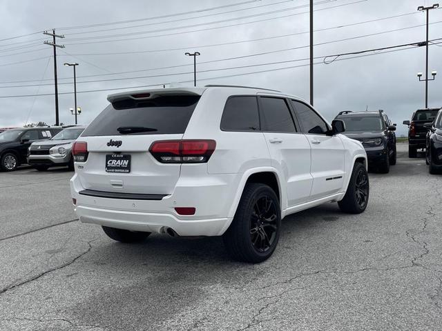 Photo of 2017 Bright White Clearcoat Jeep Grand Cherokee