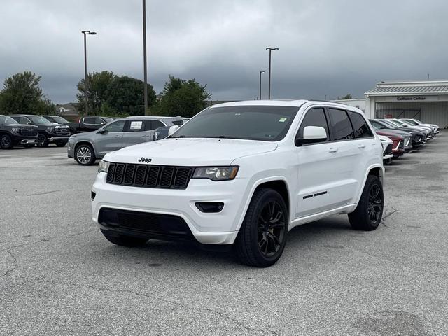 Photo of 2017 Bright White Clearcoat Jeep Grand Cherokee