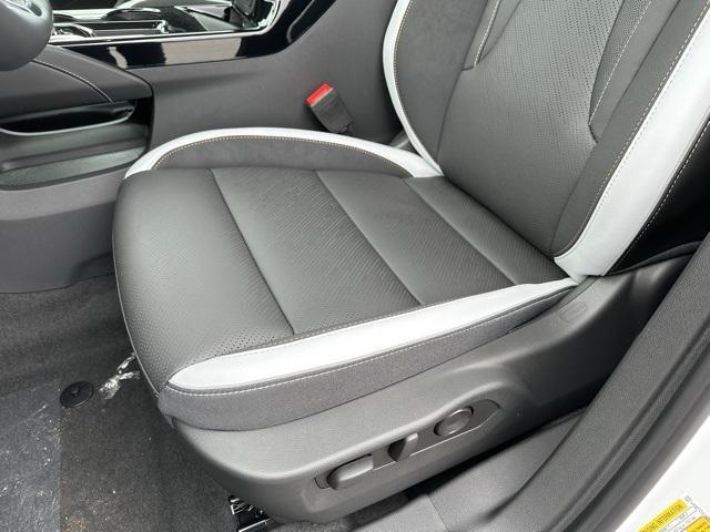 Photo of 2025 Summit White Buick Envision