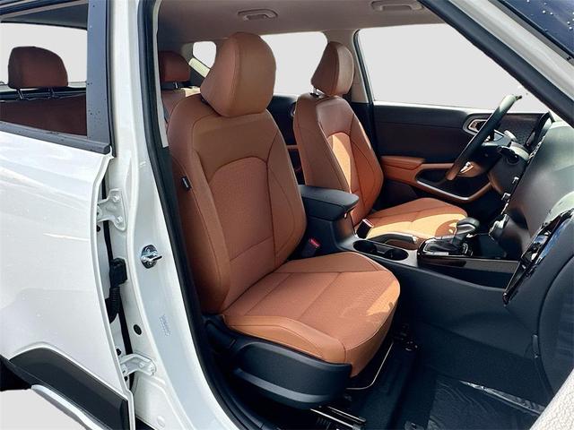 Photo of 2025 White / Black Kia Soul