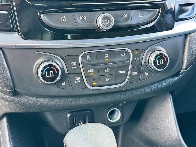 Photo of 2022 Silver Ice Metallic Chevrolet Traverse
