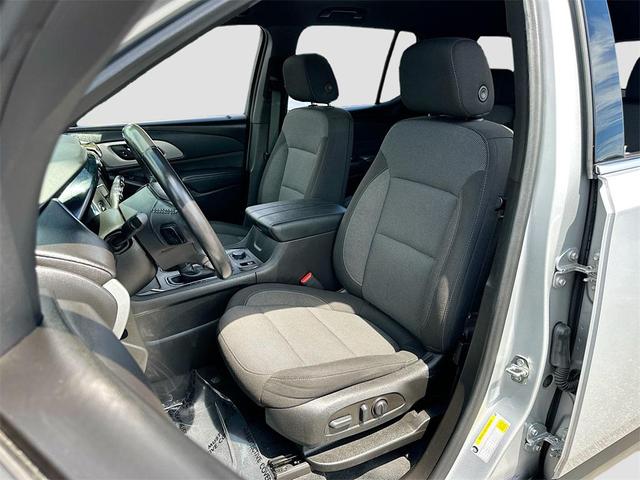Photo of 2022 Silver Ice Metallic Chevrolet Traverse