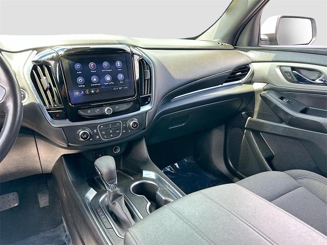 Photo of 2022 Silver Ice Metallic Chevrolet Traverse