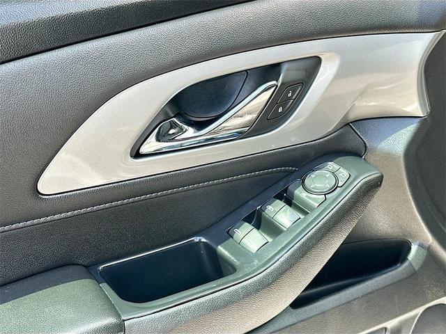 Photo of 2022 Silver Ice Metallic Chevrolet Traverse