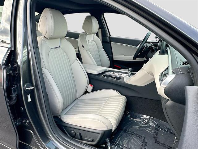Photo of 2023 Makalu Gray Genesis G70