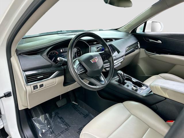 Photo of 2019 Crystal White Tricoat Cadillac XT4