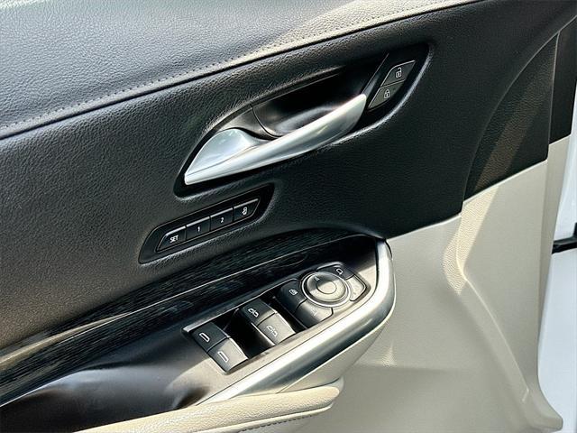 Photo of 2019 Crystal White Tricoat Cadillac XT4