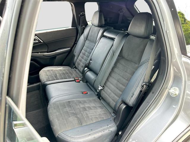 Photo of 2023 Mercury Gray Metallic Mitsubishi Outlander