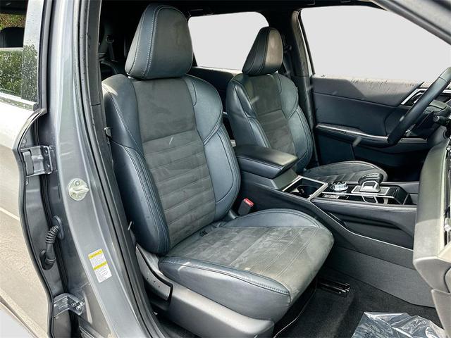 Photo of 2023 Mercury Gray Metallic Mitsubishi Outlander