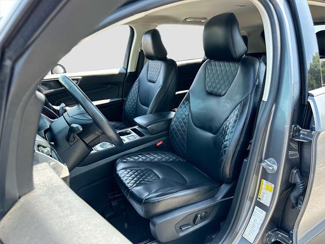 Photo of 2024 Gray Metallic Ford Edge