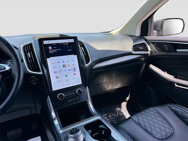 Photo of 2024 Gray Metallic Ford Edge