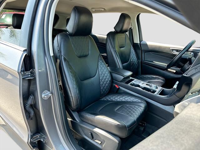 Photo of 2024 Gray Metallic Ford Edge