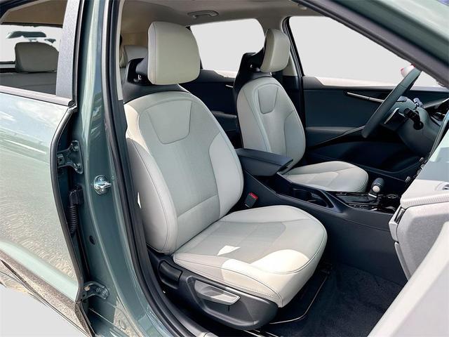 Photo of 2025 Cityscape Green Kia Niro