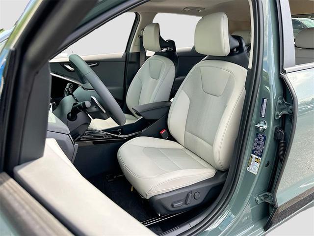 Photo of 2025 Cityscape Green Kia Niro