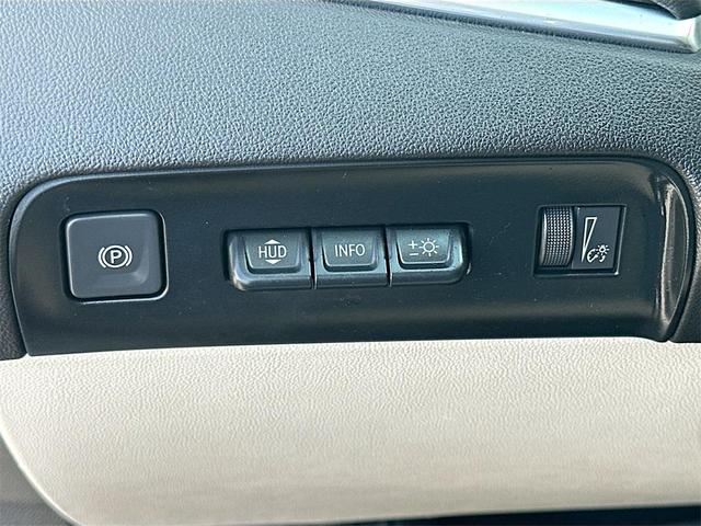 Photo of 2023 White Frost Tricoat Buick Enclave