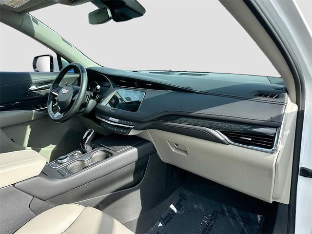 Photo of 2021 Crystal White Tricoat Cadillac XT4
