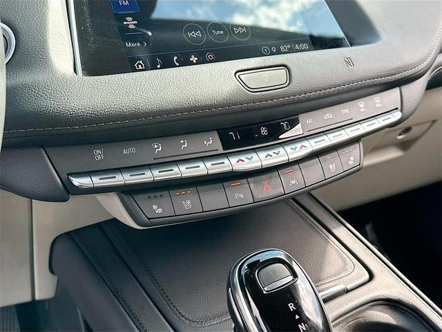 Photo of 2021 Crystal White Tricoat Cadillac XT4