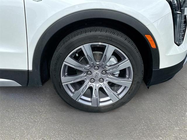 Photo of 2021 Crystal White Tricoat Cadillac XT4