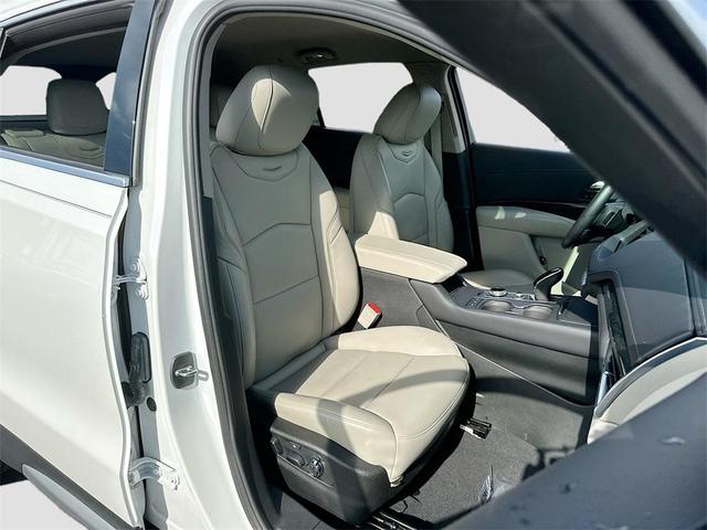 Photo of 2021 Crystal White Tricoat Cadillac XT4