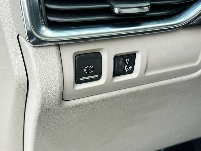 Photo of 2021 Crystal White Tricoat Cadillac XT4