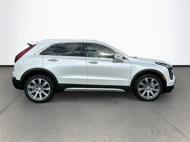 Photo of 2021 Crystal White Tricoat Cadillac XT4
