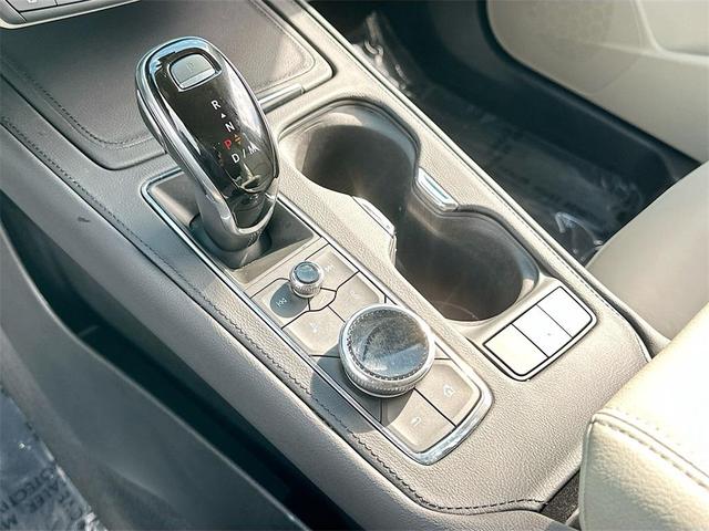 Photo of 2021 Crystal White Tricoat Cadillac XT4