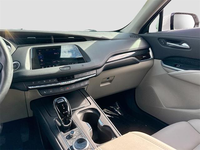 Photo of 2021 Crystal White Tricoat Cadillac XT4
